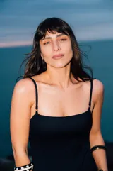 Traje de baño entero negro con breteles finos, copas desmontables y cavado intermedio.