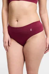 Bombacha tipo bikini de tiro medio, confeccionada en microfibra sin costuras con acabado suave. Presenta un pequeño logo estampado en el lateral y refuerzo interior de algodón.