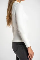 Polera negra de viscosa con cuello alto y mangas largas.