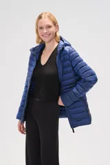 Campera puffer verde militar con capucha, cierre frontal y bolsillos laterales con cierre.