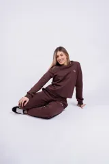 Buzo negro de algodón de corte clásico con cuello redondo y mangas largas. Tiene un pequeño logo bordado en el pecho.