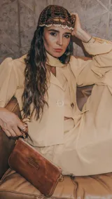 Camisa blanca con lunares celestes, de corte clásico, con cuello camisero y mangas largas abullonadas.