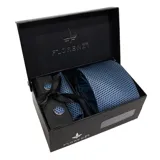Set de corbata, pañuelo de bolsillo y gemelos color azul petróleo con diseño geométrico. Gemelos plateados con detalle de piedra redonda en el centro.