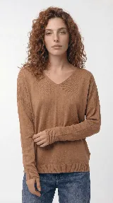 Sweater de tejido de punto fino color tostado, con cuello en V, mangas largas con puños acanalados y diseño de calce relajado.