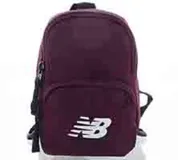 Bandolera pequeña New Balance color bordó, con cierre principal y bolsillo frontal con cierre. Presenta el logo de la marca bordado en blanco en la parte delantera.