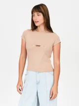 Remera de algodón color crudo, de manga corta y cuello redondo, con un detalle de abertura horizontal en el pecho.