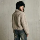 Sombrero tipo ruso de piel sintética en color negro, con diseño voluminoso y textura suave.