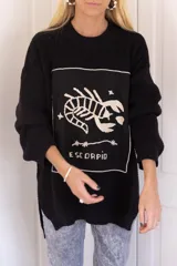 Sweater tejido en algodón color crudo, con bordado del signo zodiacal Cáncer en el frente. Diseño oversize de talle único.