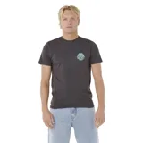 Remera de manga corta color negro con cuello redondo. Presenta un pequeño logo circular estampado en el pecho izquierdo en tonos celestes.