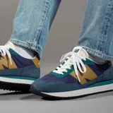 Championes New Balance MS237 de hombre, con capellada de gamuza y pana en color azul, violeta, verde y mostaza.