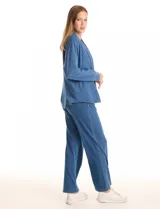 Cardigan abierto de denim liviano, con corte holgado y recto. Presenta solapas amplias, bolsillos frontales funcionales, hombros caídos y ruedo redondeado.