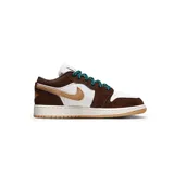 Championes Nike Air Jordan 1 Low SE, con diseño en tonos marrón, blanco y detalles en beige. Presenta cordones verdes con motas blancas y suela de goma color caramelo.