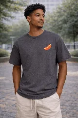 Remera de manga corta color gris oscuro, con cuello redondo y un pequeño estampado de un pancho (hot dog) en el pecho.