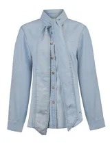 Blusa celeste de manga larga con cuello camisero, botonadura frontal y unazo integrado al cuello tipo bufanda o lazo.
