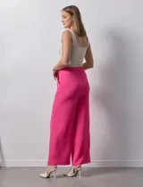 Pantalón wide leg color fucsia de crepe con pretina ancha elastizada.