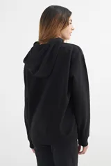 Hoodie de algodón color marrón, con capucha ajustable mediante cordones y bolsillo canguro frontal. Presenta un pequeño estampado blanco en el pecho con la palabra "ORIGIN".