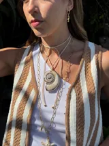 Gargantilla de tiento color beige con dije de caracol de resina.