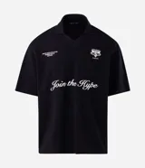 Remera de algodón para hombre con diseño boxy, cuello polo y escote en V. Presenta mangas cortas y estampas localizadas en el frente, incluyendo la frase 'Join the Hype'.
