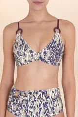 Top de bikini con estampado animal print en tonos beige, marrón y azul, con corte triangular y tirantes con argollas marrones.