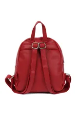 Mochila negra de cuero sintético con múltiples bolsillos con cierre y asa de mano.