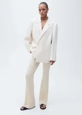 Pantalón de punto acanalado con cintura elástica y diseño de corte flare.