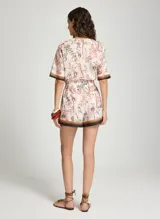 Short estampado Le Lis Blanc, modelo Alice, de tiro alto con cintura elástica y detalles de franjas en contraste en el ruedo.