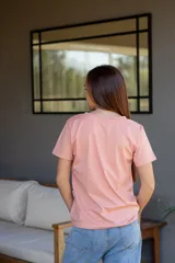 Remera básica de algodón con cuello en V y manga corta.