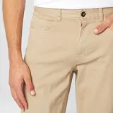 Pantalón chino de corte slim y diseño clásico en color beige, con bolsillos laterales y traseros tipo ojal.