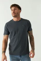 Remera de hombre color ladrillo, lisa, de corte regular, con bolsillo en el pecho, manga corta y cuello redondo. Confeccionada en algodón.