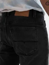 Pantalón de jean chupín color gris oscuro con efecto lavado.