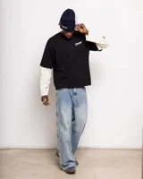 Remera negra con mangas largas blancas, con logo Coolway estampado en el frente.