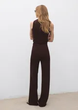 Pantalón wideleg de punto fino y tiro medio, con cintura elástica sin cierre, diseño largo y corte holgado.