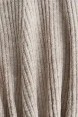 Vestido corto de punto acanalado con diseño de hombros descubiertos, escote con doblez, mangas largas y falda con vuelo.