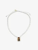 Collar de cuentas de madera blancas con dije rectangular con imagen de Jesús enmarcada con strass.