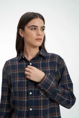 Camisa a cuadros azul marino y marrón, de corte recto, manga larga y cuello clásico.