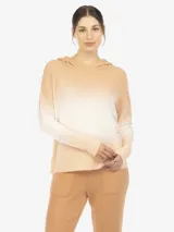 Hoodie de tejido color durazno con degradé a blanco, con capucha y mangas largas con puño ajustado.