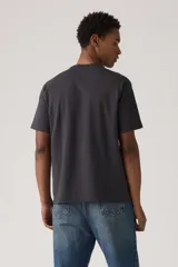 Remera negra de corte holgado con estampado gráfico vintage en color dorado. El diseño incluye el texto "Levi Strauss & Co", "Levi's for wear fit comfort & value", la silueta de cuatro jinetes a caballo, y el lema "the rivet's still there".