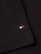 Vestido negro de Tommy Hilfiger con cuello redondo, manga corta y corte ligeramente evasé.