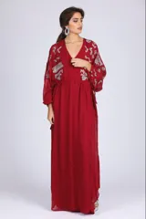 Vestido largo color rojo con estampado de flores plateadas, escote en V, mangas largas abullonadas y cintura elastizada.