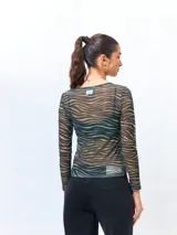Top de manga larga con cuello a la base, estampado con diseño de cebra en tonos verde y marrón, con sutil transparencia.
