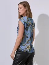 Blusa de satén estampada con flores, marca Elie Tahari. Tiene cuello a la base, escote en V y abertura central con botones ocultos.