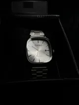 Reloj Casio Quartz de hombre, todo plateado, con caja cuadrada de bordes redondeados y esfera plateada con indicadores de hora tipo barra. Incluye función de fecha y correa de eslabones metálicos.