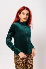 Polera de manga larga color verde petróleo con detalle de drapeado en las mangas. Confeccionada en terciopelo velvet con lurex.