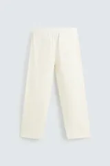 Pantalón de calce relajado confeccionado en tejido de viscosa y yute color tostado. Presenta cintura elástica ajustable con cordón, bolsillos laterales, bolsillos traseros de vivo y cierre frontal con cremallera y botón.