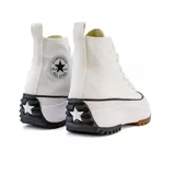 Championes Converse modelo Run Star Hike Hi, de caña alta en color blanco. Presentan una plataforma dentada con suela de goma bicolor en negro y marrón, y el icónico parche de Chuck Taylor en el lateral.