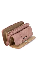 Billetera larga marca Lincoln's, color bordó con interior beige. Presenta un diseño con solapa frontal, múltiples compartimentos para tarjetas, visor y monedero con cierre.