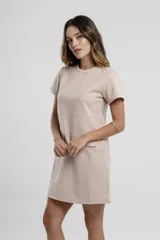 Vestido corto color beige, de corte recto y mangas cortas.