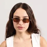 Lentes de sol con marco metálico dorado de forma rectangular y cristales oscuros con protección UV400.