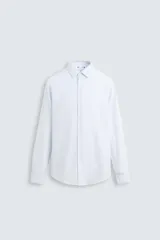 Camisa de manga larga para hombre, corte slim fit, con cuello italiano y cierre frontal de botonadura. Presenta un microestampado de cuadros pequeños en tonos blanco y celeste.