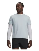 Remera deportiva Under Armour de manga corta, color celeste claro, con cuello redondo y perforaciones sutiles para mayor ventilación.